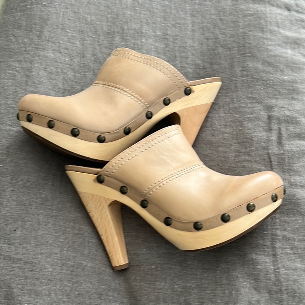Nine West Women's Tan Leather Heeled Clogs with Studded Detail & Wood Heel. Sz 8